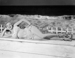 weirdlandtv:Marilyn Monroe at the Beverly Carlton Hotel in 1952.
