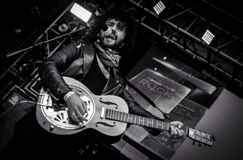 @losmakenzy poniéndole rock n’ roll al #jinglebellrock de @radioacktivacolombia ....#gretsch #