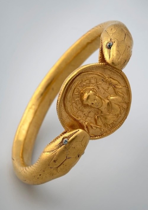 ancientcharm:The bracelet that gave its name to a famous house in Pompeii: “The House of the G