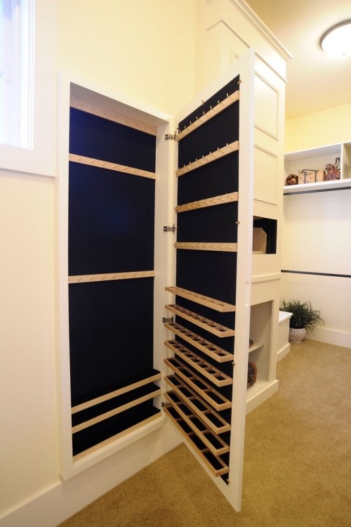 sweetestesthome:  built in mirror with hidden jewelry storageClick to check a cool blog!Source for the post: Click
