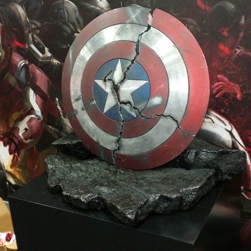 captainamerica-in-middle-earth:
“ hemswcrth:
“ agentmlovestacos:
“ #CaptainAmerica’s shattered shield at the #MarvelSDCC booth. #Avengers #AgeOfUltron #film #Marvel #comics
”
#LIKE MY HEART
”
This is so many levels of not ok
”