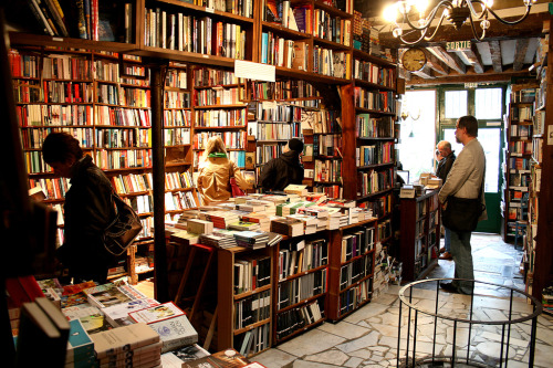 littledallilasbookshelf:Shakespeare Bookshop (In Paris) by Adams K. on Flickr.