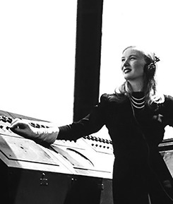 solesupine:  Veronica Lake visits an Airbase, 1941Lake’s interest in flying would