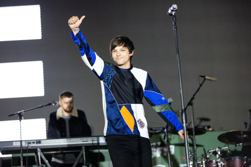 lthqs:Louis performing on the KIIS Jingle Ball Village stage by Wes and Alex