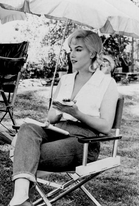 infinitemarilynmonroe:Marilyn Monroe on the set of The Misfits, 1960.