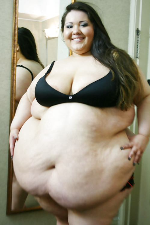 ssbbwaffectionado:She has the best belly.  I just want to jiggle it!