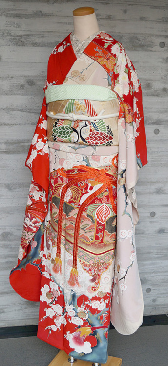 Amazing antique furisode, depicting a takarabako (treasure chest) over an impressive plum tree in fu