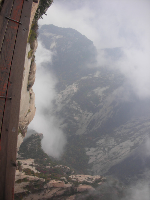 Plank Walk on Mount Hua(华山), Xi'an, China. Photos by Ben Beiske 