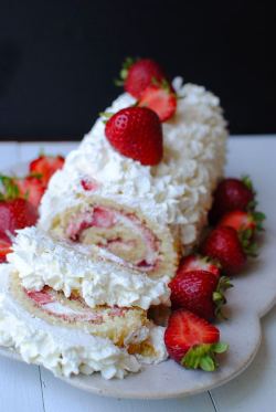 dessertdeliciousness:  Swiss Roll Cake with Strawberries and Cream