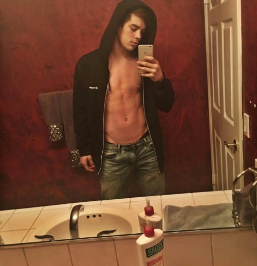 boytrappedinthcloset:  Hayes Grier shirtless