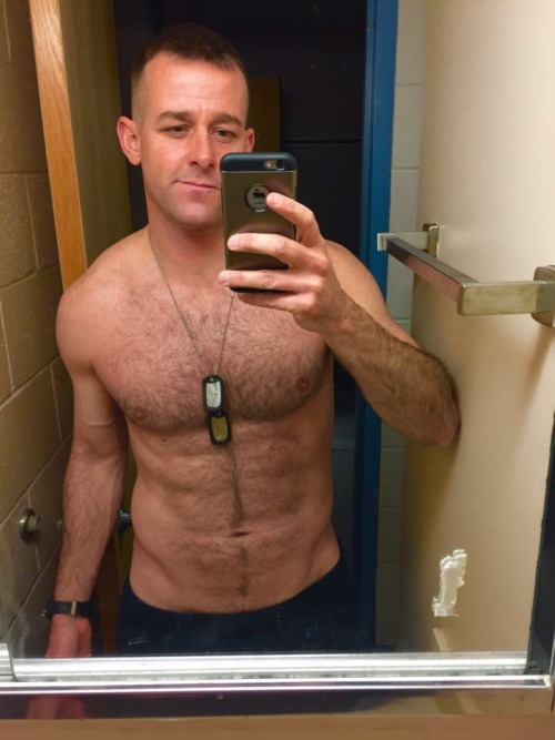 straightdudesexting:  Thank you for your service, sir! 🇺🇸🇺🇸🇺🇸