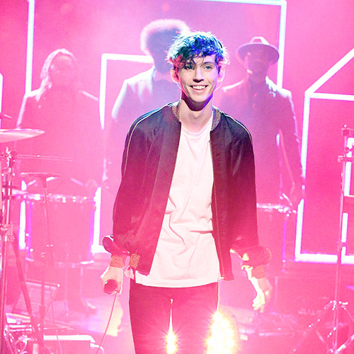 troyesivannews:  Troye Sivan performs on The Tonight Show Starring Jimmy Fallon 