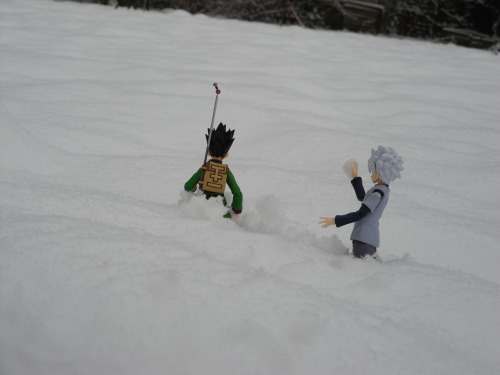 kabi-kinoko: Stuck in the snow there is nothing left to do than a snowball match. Click the pictures
