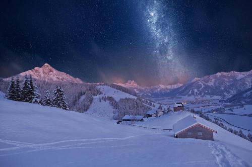 gravitationalbeauty: just–space:  the long nights of winter mean more stargazing 