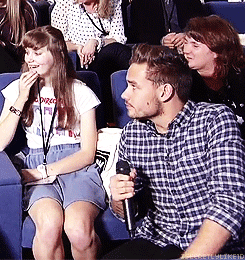 isecretlylike1d:  while everyone else was looking at harry, i was watching this girl
