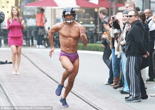 yukidelicioso:  OMG! Mario Lopez shows off his chiselled physique as he goes streaking in Los Angeles after losing Super Bowl bet.Read more: 