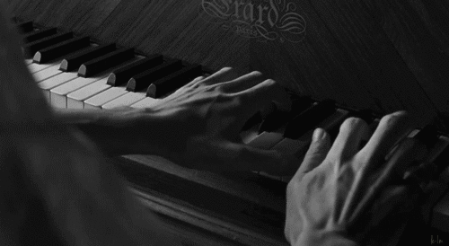 La Vida Sigue Siendo Blanco Y Negro, Exactamente Como Las Teclas De Un Piano...