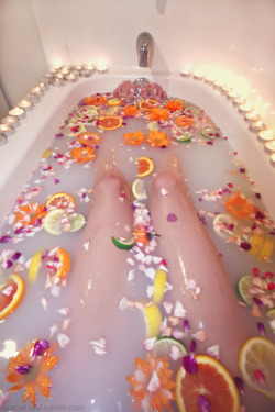 peachymeow:  cup-of-teal:  fancy bath was