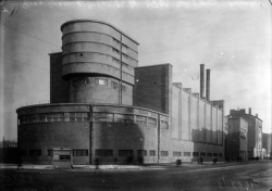 rosswolfe:  Erich Mendelsohn, Red Banner