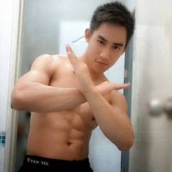 evianguy:  Hawt Asian Stud!