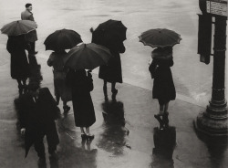 greeneyes55:  Rue de rivoli Paris 1930s Photo: