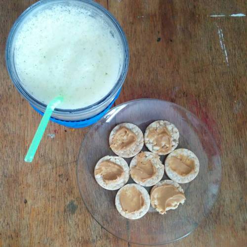 Breakfast today, ricecakes with peanut butter and my favourite smoothie, banana, lemon and peppermin