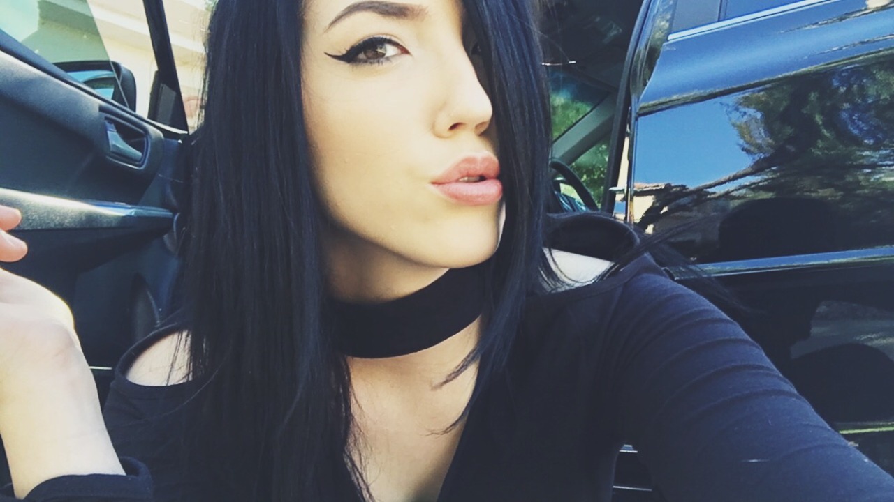 blackhairporcelainskin:  🕷☠