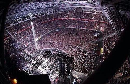 kidraaul:  fanfictions be like ”his eyes scanned the crowed and then locked with mine”  