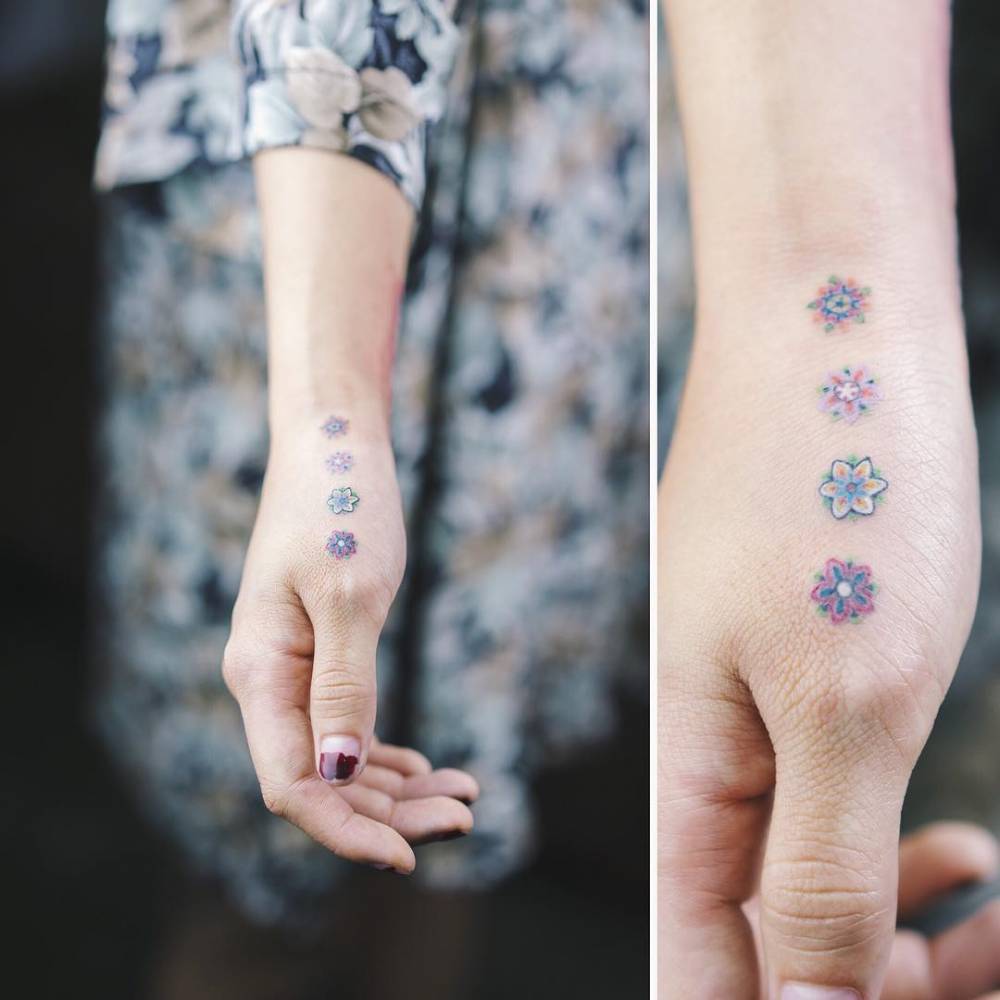 Pequeños Tatuajes — Tatuaje de cuatro pequeñas flores de colores en la...