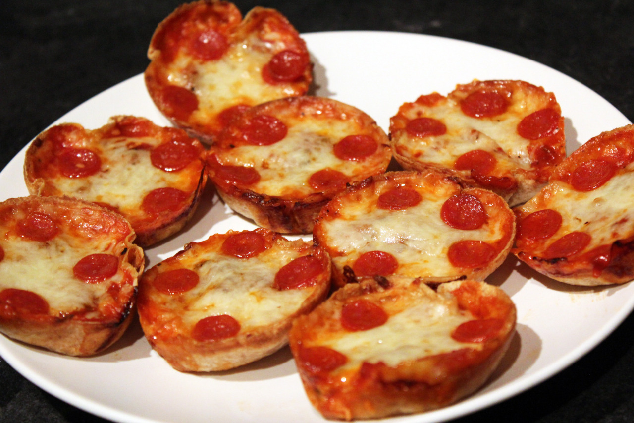 happychomp:  Mini Deep Dish Pizzas Since I’m in love with pizza, I was excited