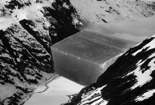 LE SILENCE Une fiction gathers a corpus of contemporary works by 25 artists, ranging from Arman’s Ac