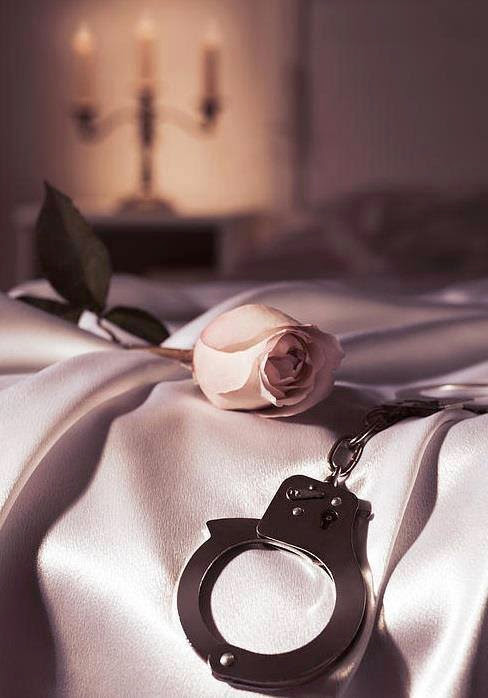 monellodannato:Ti aspetto qui..dove le nostre anime si sono riconosciute, ti aspetto qui..dove loro hanno vissuto l’amore..dove la loro gelosia le spogliava di ogni orgoglio, dove la passione le tormentava per ore e ore, ti aspetto qui..dove le altre
