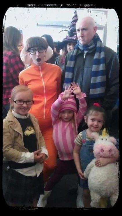 malehealthfitnesshockey:  donthatemecusimbeautiful:  Awesome Family Halloween Costumes   Ummm…this falls under Awesome Parenting…