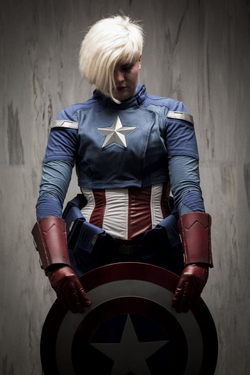 miniwanderer:Female Captain America cosplayers. Found here. HEL-lo and gods all bless.