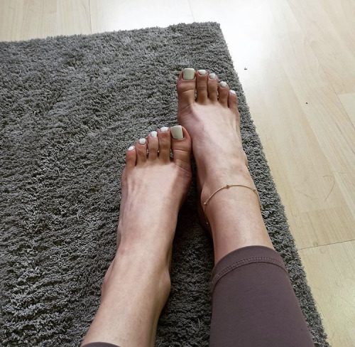 socksandfeet:There is no better place than at the feet of @emmysfeetandsocks on IG.