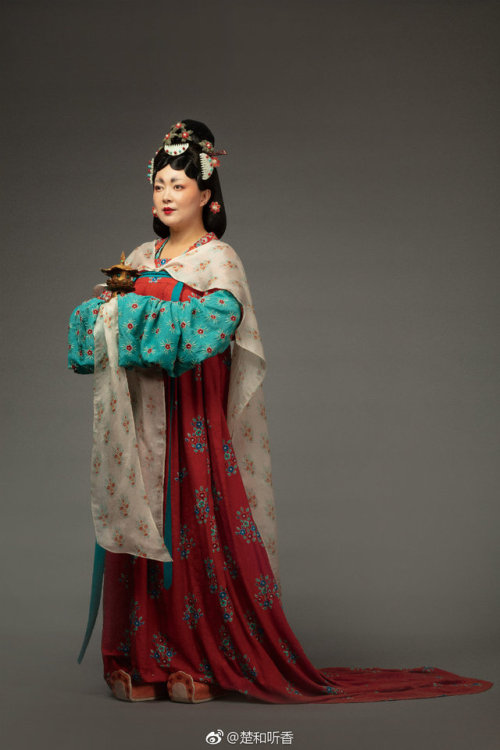 dressesofchina:Recreated costumes based on paintings from the Mogao Caves