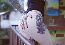 itattoobabes:  girl girl with tatt