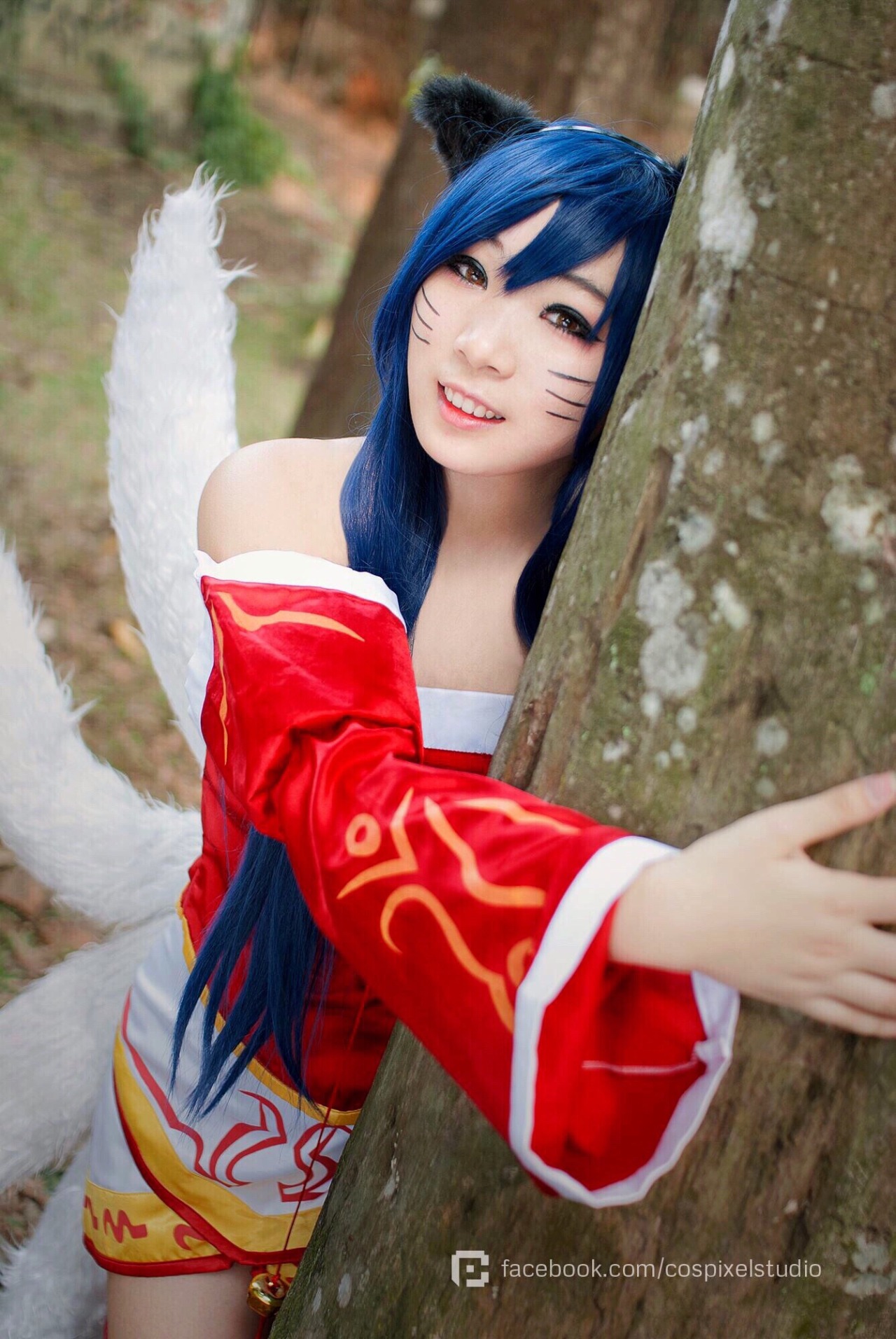 league-of-legends-sexy-girls:  Ahri Cosplay 