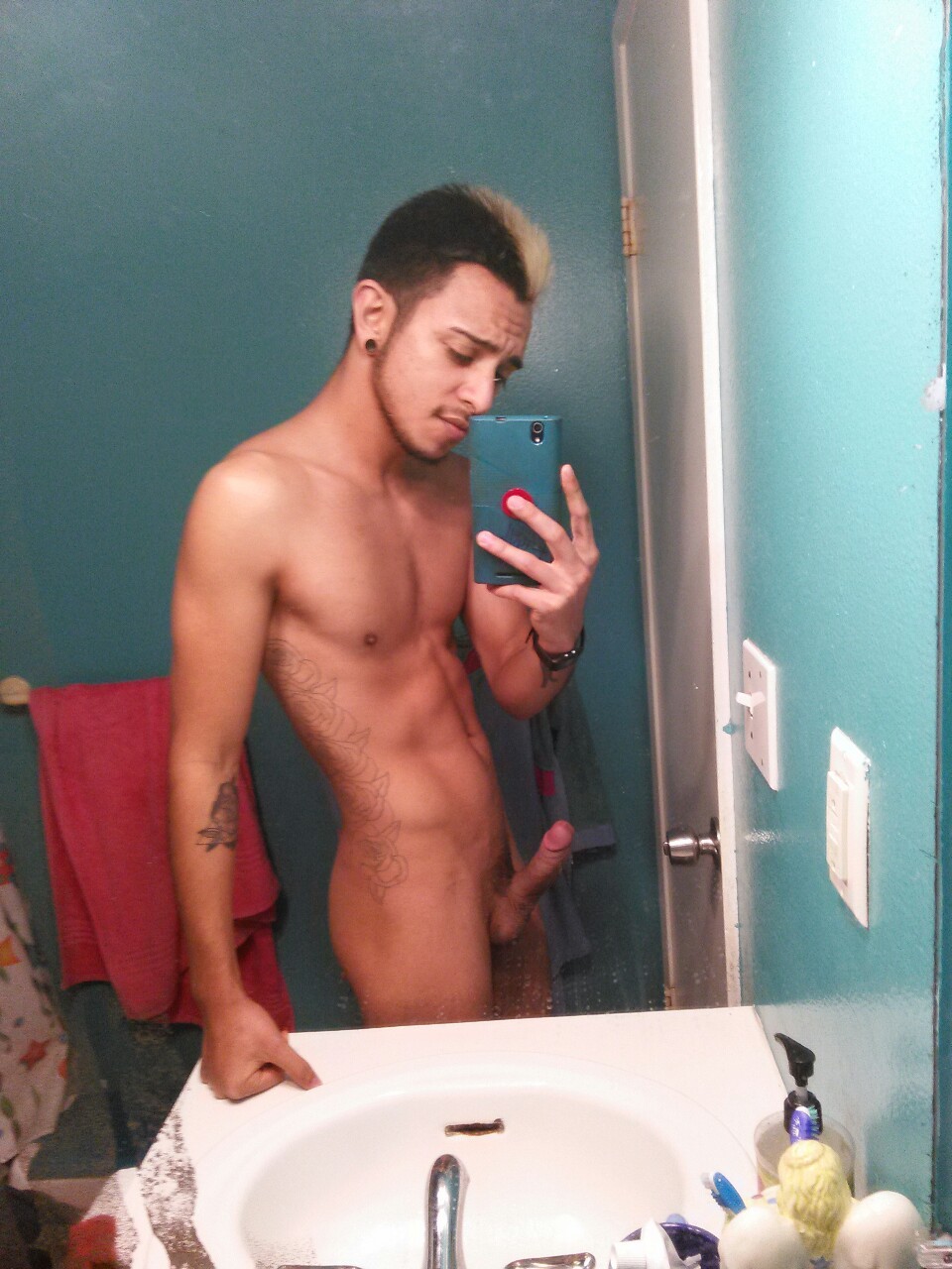 hot-hard-gay-cocks:  betosgaylatinmenfan:   This is my hot friend Javier getting