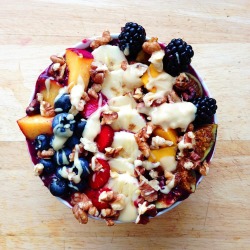 iloveoatmealandpeanutbutter:  Acai bowl with