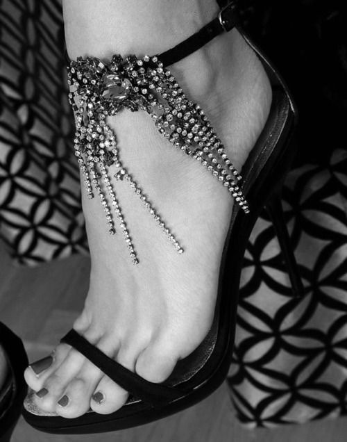 cravehiminallways212:  Adorned for your eyes only… 💋  Mmmmm need to get beads