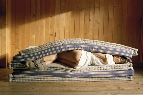 Autoportrait aux matelas by Elene Usdin. Good Night!