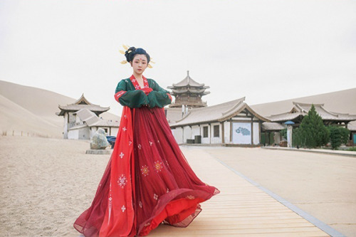 Traditional Chinese hanfu by 华姿仪赏汉服 hanfu studio