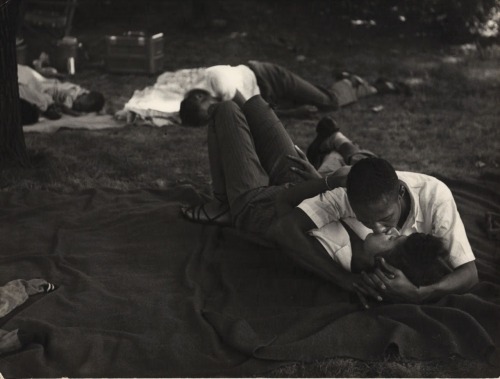 manufactoriel:  Bear mountain park (1950),  by Leon Levinstein 
