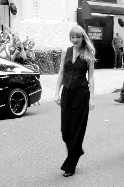 tswiftbnw: Taylor Swift is seen outside the Beacon Theatre on June 11, 2022 in New York City. 