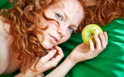 redheadmag:  Offering an appleRedhead Magazine