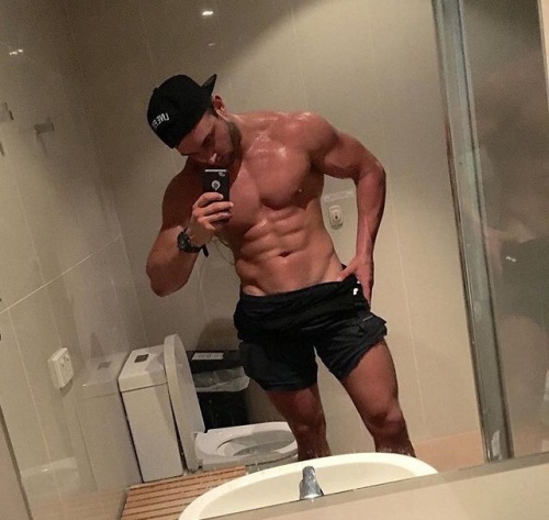 completemalenudityisback: Jay