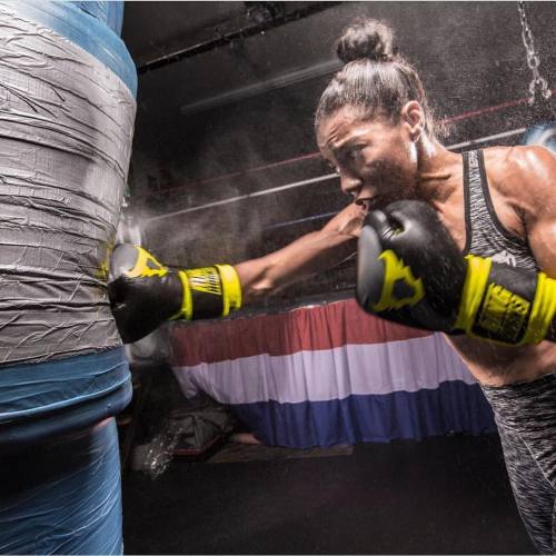 Dutch fighter punches heavy bag with powerful shots and big gloves.https://queenboxing.tumblr.com/