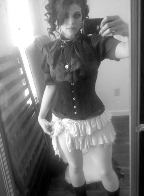 venomousserpent:  Boring Sunday. Hello friends :) 