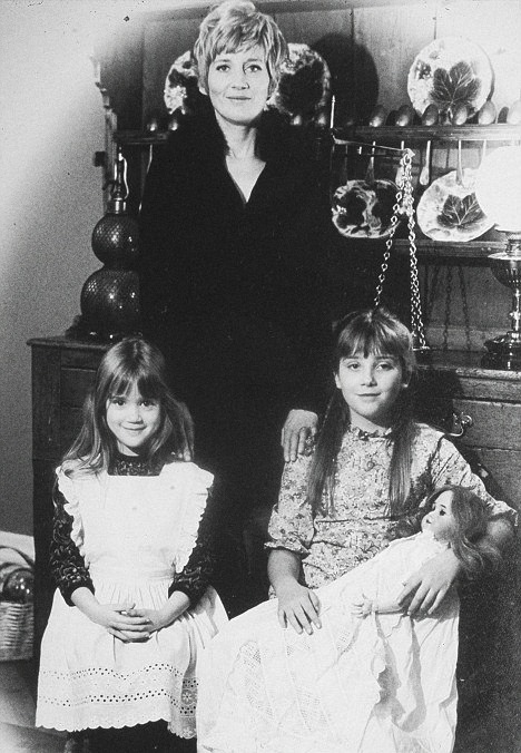 milusvery:Emma Thompson (right) with her mother and younger sister Sophie